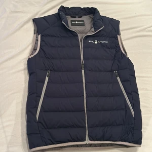 Sail racing väst - Tjena! Jag säljer nu min gamla sail racing väst som både jag och min bror har använt men är fortfarande i ett bra skick! Pris går att diskutera, inget kvitto.