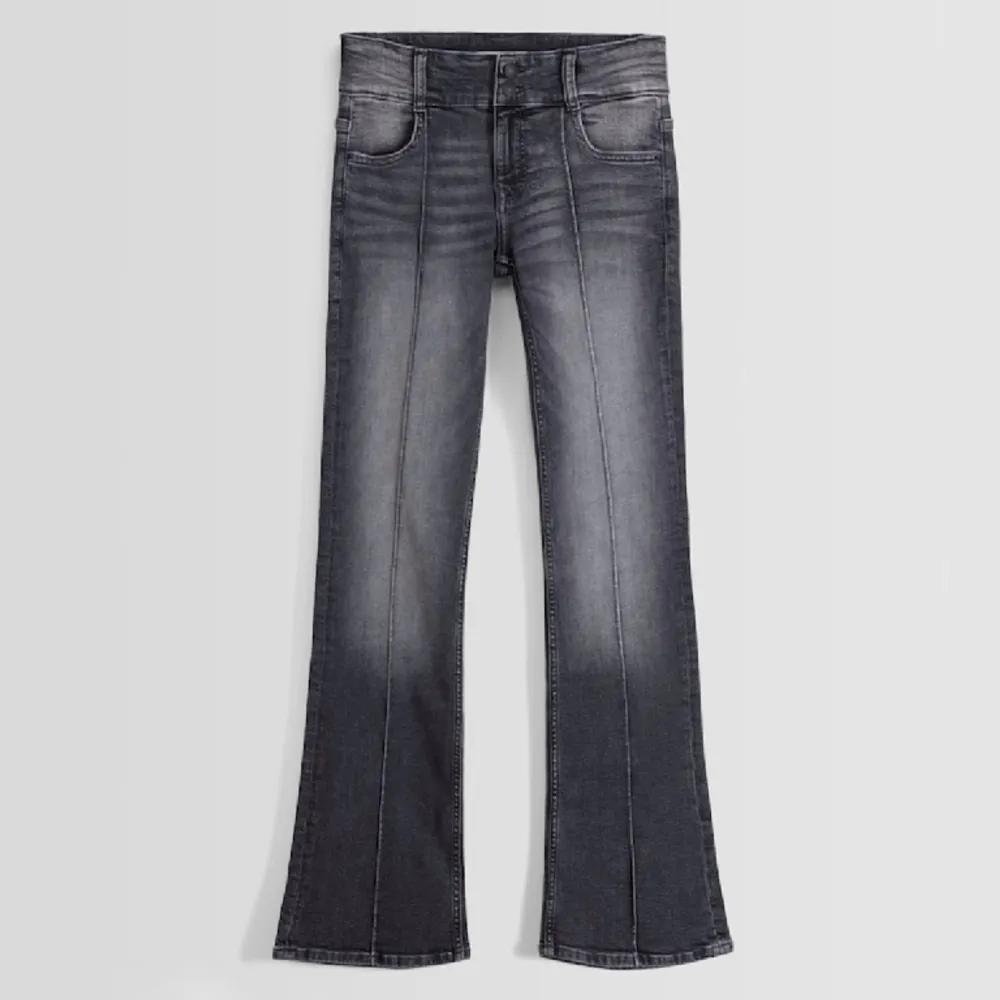 Slutsålda bershka jeans som har spruckit därav priset. Dock är det inget som syns när de är på eftersom de är ihopsydda❤️. Jeans & Byxor.