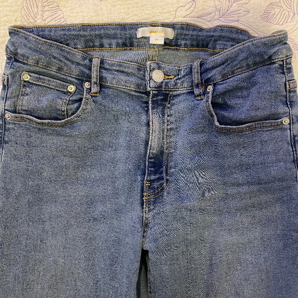 Gina jeans, stretchigt material. Midjemått 60-80cm. Original priset är runt 350kr Kontakta för mer bilder eller info💗. Jeans & Byxor.