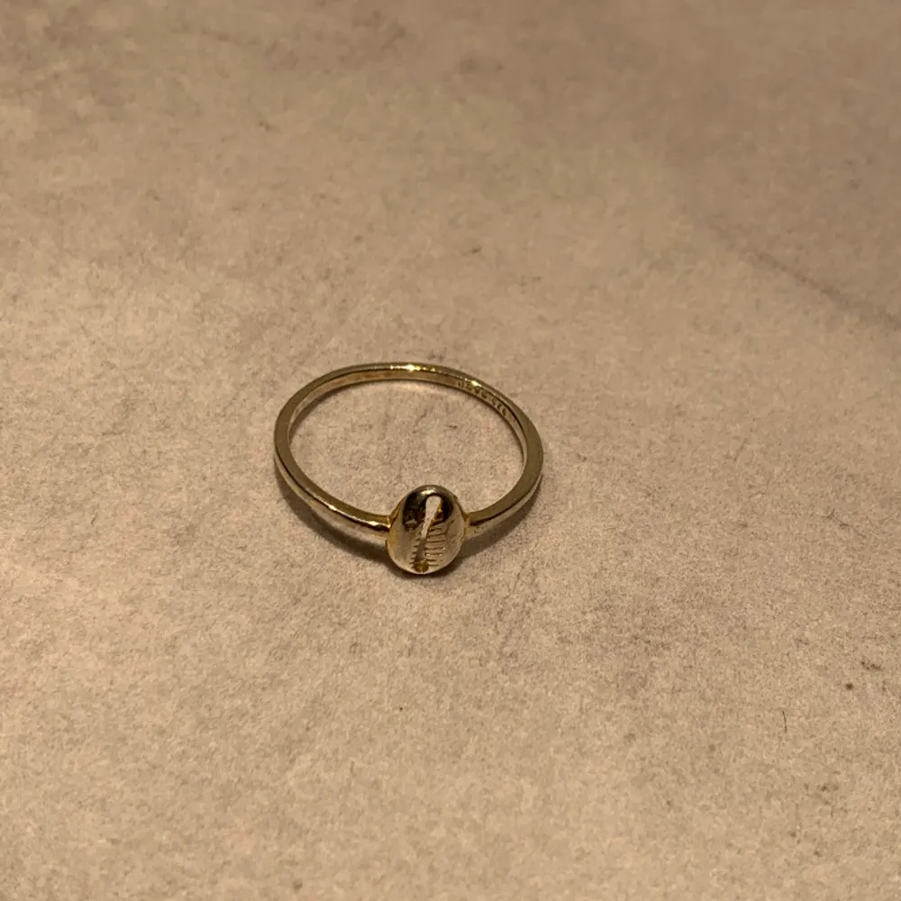 Ring i äkta silver (har varit guldpläterad men pläteringen har nästan helt försvunnit) från Safira. Storlek 17. . Accessoarer.
