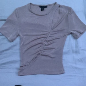 Tröja - Den fin glittrig tröja som är stretchig, fick den men tyckte inte om det så har sluddrig använt den men prislappen sitter inte kvar. 