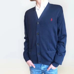 Ralph lauren cardigan  - En riktigt snygg ralhp lauren cardigan i fint skick. Storlek M men passar mer S/Xs. Modellen är 172   Skriv vid frågor eller funderingar🙌  