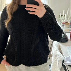 Svart stickad tjocktröja - Svart tjock stickad stjocktröja Pull&Bear Storlek M