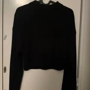 Kroppad stickad tröja från H&M i bra skick, använd fåtal gånger. Storlek xs 💞Använd gärna köp nu ☺️