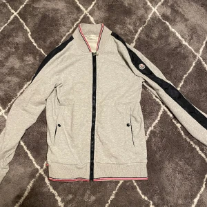 Moncler zip - Moncler tröja i perfekt skick, inga defekter! Storlek 1/XS, passar dom som är ungefär 170cm mer eller mindre. Tröjan är dessutom äkta! Priset kan diskuteras vid snabb affär.