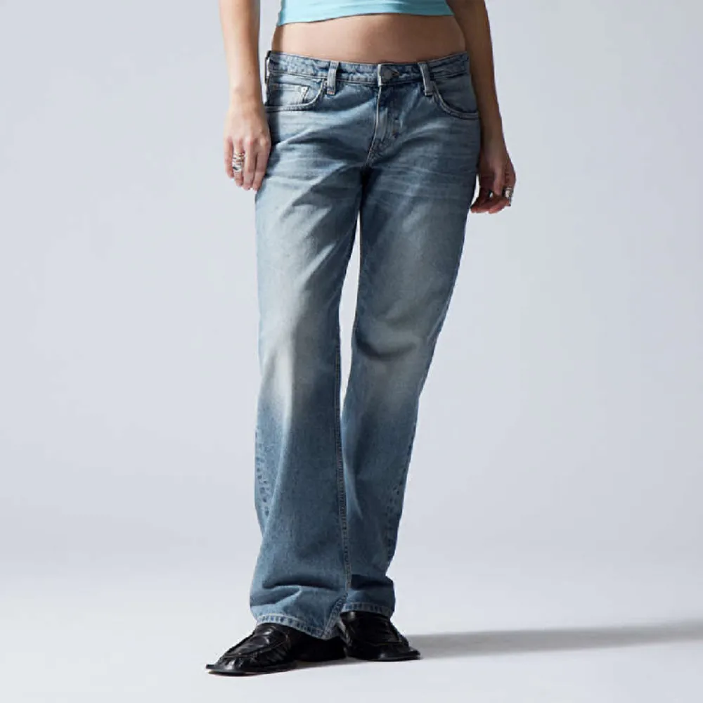 Säljer dessa jätte snygga lowwaist jeans från weekday. Har inte kommit till Så mycket användning💓Nypris 590kr! Pris kan diskuteras vid köp. Jag är ca 1,60cm lång och jeansen passar mig bra i längden!💓. Jeans & Byxor.