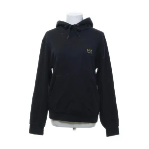 Hov1 Hoodie - Sälj min hov1 hoodie därför jag har 2 till😘 Be gärna om fler bilder! Köpte den från sellpy (där är bilderna ifrån) och har själv bara testat🫶(Priset kan diskuteras)