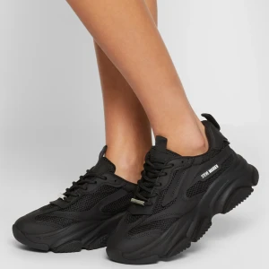 Steve Madden Possession Sneakers - Sneakers från Steve Madden, har 3st i olika färger så säljer dessa pga rensing. Ser orörda ut, har använt de ett par gånger. Nypris 1200-1300kr beroende på vart man handlar. Jag köpte för 1000kr med rabatt FYI! Pris kan diskuteras vid snabb affär💌