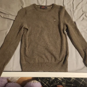 Morris Merino ull  - En tröja från Morris. Gråbrun i färgen. Merinoull 100% storlek XS men liten i storlek så säger XXS. Fint skick  Nypris 1700  