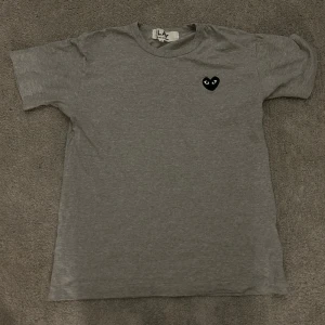 Cdg play tisha - Grå cdg play tröja i bra skick, har inte använts så mycket. Pris kan diskuteras