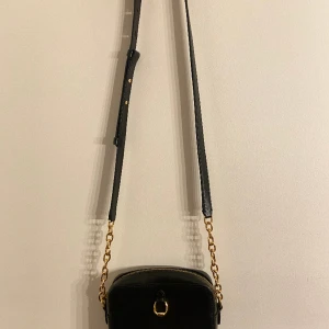 Ralph Lauren väska - Ralph Lauren väska i äkta läder, svart i nyskick. Om fler bilder önskas är det bara att skriva. Vid snabb affär kan pris diskuteras!