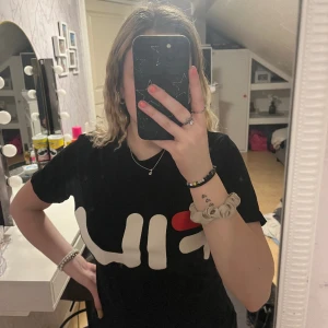 Svart fila t shirt  - Svart fila T-shirt, fint skick, inte använd så mycket, säljs då den är för liten