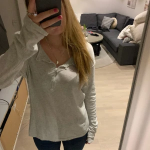 Zadig tröja - Tröja från zadig med coola detaljer på ryggen. Nästan oanvänd, är i storlek S och köparen står för frakten!