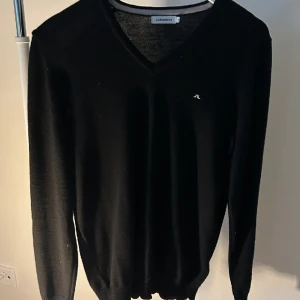 Snygg pullover - Säljer en jättefin j.lindeberg pullover i jättefint skick. Väldigt populär! Strl S. Nypris kostar 1299kr säljes för 550kr. pris går att diskutera vid snabb affär
