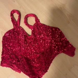 Korsett topp - Röd rosa fin korsett topp som man knyter där bak, fint skick bara använd en gång, säljs då den är för liten för mig