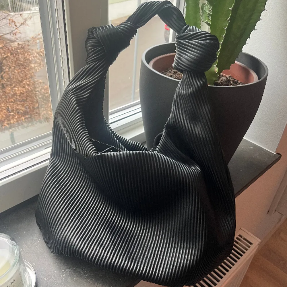 En svart rymlig Bottega liknande väska. Aldrig använd från NaKd💗. Väskor.