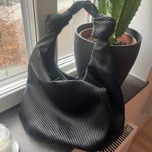 En svart rymlig Bottega liknande väska. Aldrig använd från NaKd💗