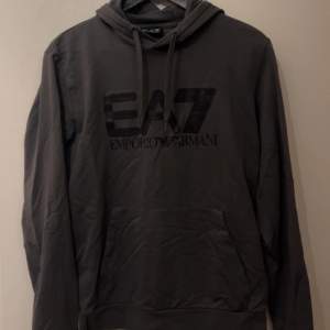Säljer en mörkgrå ea7 hoodie i väldigt bra skick, säljes då den är förliten. Strl small, kom privat för fler frågor och bilder!
