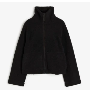 Teddy jacka  - Säljer min super fina svarta teddy jacka från Hm. Strl M men passar Xs-M, jag har vanligtvis S. Bra skick, helt slutsåld!💕