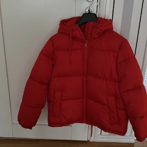 Jacka  - Säljer nu min snygga jacka från hm som inte används längre, endast använt den 5 gånger 💕