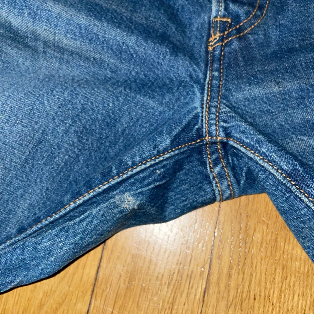Levis 501 jeans. Storlek 32/32. Litet hål vid öppningen, därav det låga priset.. Jeans & Byxor.