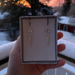 Sparkly spike  - 35kr per par, nickelfria, finns flera i lager 😊 en massa mer smycken i denna stil hittar ni på min profil🤍 kolla gärna in min instragram ”ebnorth” där jag främst sköter försäljningen:)