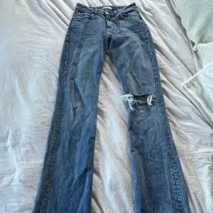 Utsvängda jeans, mid waist, strl 36. Från ginatricot sparsamt anväda, fint skick, jättefin blå tvätt.