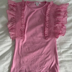 topp från new yorker  - säljer denna sjukt fina blus/topp från newyorker säljer den därav den bara har legat i min garderob använd endast 1gg 💓  Säljer den för 90kr strl:xs men passar s med💕