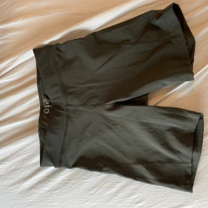 Gröna tränings shorts  - Jättefina tränings shorts i grönt! De är endast testade men kom aldrig till användning! 