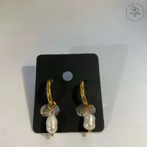 Vi är fem tjejer som säljer eleganta och fina örhängen i rostfritt stål, guldplatterade och handgjorda av oss. Pris: Ett par örhängen: 180 kr Berlock: 80 kr Instagram: charmear_uf Tar emot beställningar här också🤎