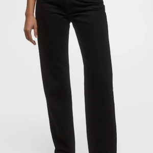 High waist - jeans straight leg - black  - Fina jeans. Används endast två gånger. Köptes för två månader sen. Kommer tyvärr inte till användning längre. 