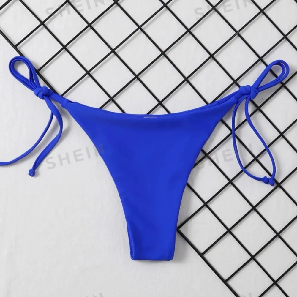 Helt oanvänd bikini underdel i kungsblått från shein✨ Säljer då jag köpte fel färg😇💗. Övrigt.