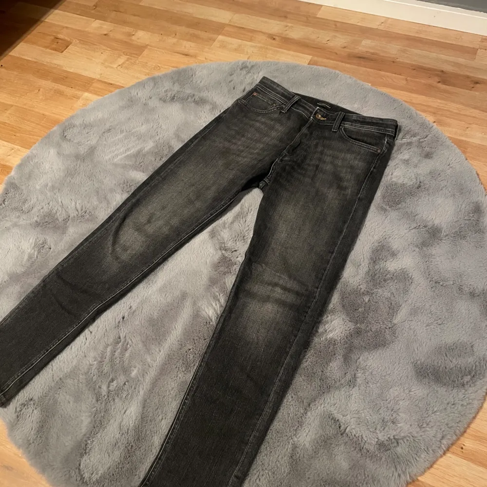 Tja säljer nu ett par tvärfeta jeans som är i slimfit och är i riktigt bra skit!   Skriv för fler frågor och funderingar!😋. Jeans & Byxor.