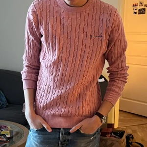 Rosa stickad tröja - Bondelid - Rosa stickad tröja från Bondelid. Är i nyskick och passar super över en skjorta!