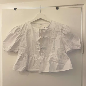 Tröja - En vit superfin topp. Aldrig använd utan endast provad. Strl S