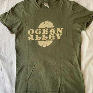 Ocean Alley t-shirt - Bomulls-tisha med Ocean Alley-tryck. Sparsamt använt, passar både män och kvinnor