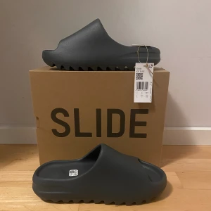 Yeezy slides ”Slate grey” - Storlek 40 | skick - 10/10, deadstock | skriv dm om du har några övriga frågor.  