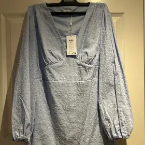 Säljer en helt ny ljusblå klänning från Vila. Köpte denna till midsommar men har hittat en annan jag vill ha. Nypris 799kr mitt pris 550🩵