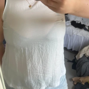 Jättefin topp  - Superfin somrig topp. Vet inte var jag har köpt den och det finns en pytteliten fläck som man kan se på bild 2. Har inte använt den många gånger. Köparen står för frakt ❣️💕