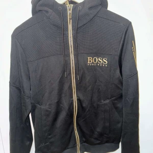 Kofta - Säljer en Hugo boss kofta, mycket använd men i väldigt fint och bra skick. Min kille har växt ur den så därför säljer jag nu den. Pris går att diskutera och fler bilder kan skickas. 