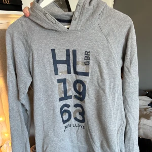 Grå hoodie - Jättefin grå hoodie i storlek 14-15 men passar mig som har S❤️den har inga skador alls