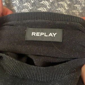 Replay tröja - Säljer nu denna feta tjocktröja från det populära märker replay. Modellen är 183 cm och väger 75 kg. Jag säljer tröjan för att den inte kommer till användning.