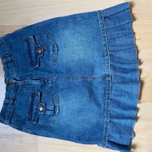 Supersöt kjol  - Supersöt volangblus som är vintage från Lindex 