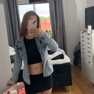 Snygg jeansjacka🎀 - Jättesnygg jeans jacka från H&M 💕 Säljer pga den aldrig kom till användning💕 Topp skick och passar bra till allt 💕