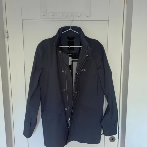 Regn jacka från J Lindberg i storlek M för 1299kr - Ny och oanvänd. Normal passform, vattentät.Tveka inte att höra av dig vid intresse eller eventuella frågor!