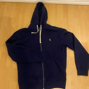 Polo hoodie / Ruth Lauren hoodie  - Säljer denna polo hoodie (gamla modellen) jätte fin bra skick säljer för får ingen användning av den längre 