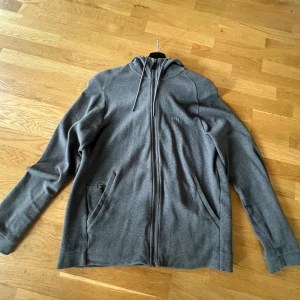Boss Zip-hoodie - Säljer denna Hugo Boss Zip-hoodie som är sparsamt använd därav fint skick! Hör av er vid funderingar! Storlek: L 