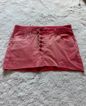 Lågmidjad kjol - Strl S, midjemått: 36 tvärs över. Från Please så väldigt vintage 