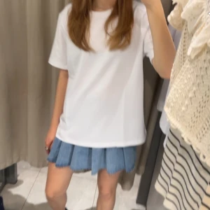 Jeanskjol - Cool veckad jeanskjol från Zara❤️ Aldrig använd då jag redan har en liknade! Storlek xs🥰