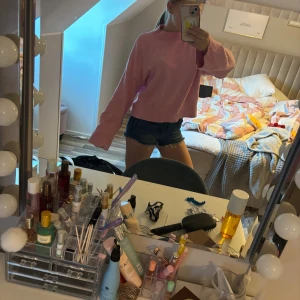 Rosa stickad tröja💘 - Säljer denna rosa stickade tröja från Kappahl då den är använd va 2 gånger. Pris: 100kr då nypris är 400. Kontakta privat för fler frågor eller funderingar💋